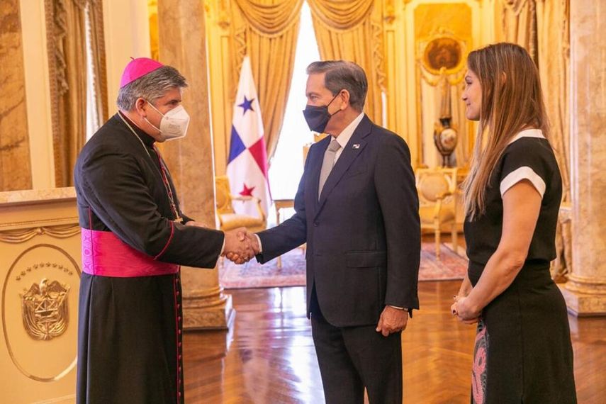 Nuncio apostólico Dagoberto Campos Salas junto al presidente Laurentino Cortizo y la canciller Eryka Mouynes.
