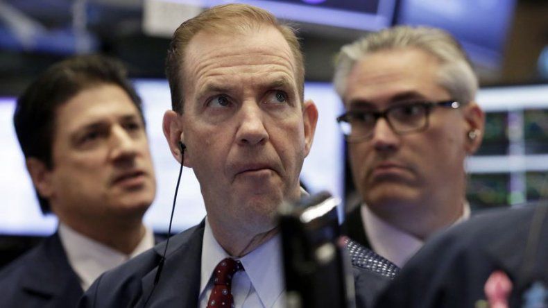 Acciones tecnológicas encabezan caída en Wall Street
