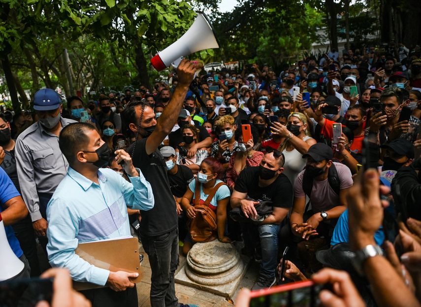 Más de mil personas protestaron frente a la Embajada de Panamá en Cuba.
