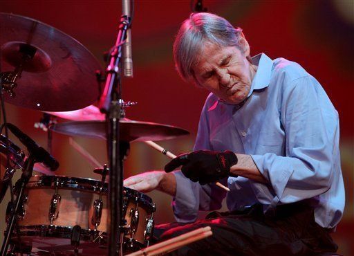 Antes de morir, Helm dejó una canción para Amnistía Internacional