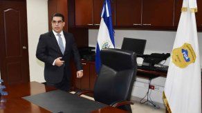 Nuevo fiscal general de El Salvador asume el cargo y promete transparencia