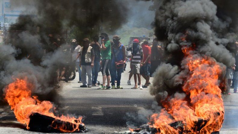 Manifestantes respaldan a militares que asaltaron cuartel venezolano