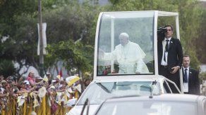 Decenas de miles de personas aclaman al papa Francisco en Lima