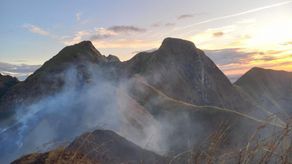 Bomberos y MiAmbiente enfrentan incendio en masa vegetal de Los Picachos Bomberos y MiAmbiente enfrentan incendio en masa vegetal de Los Picachos