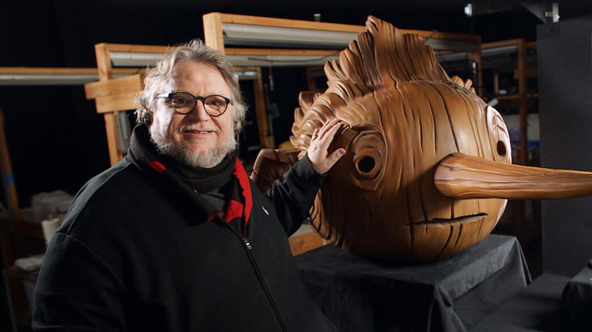 Guillermo del Toro junto a la cabeza de Pinocho. Esta es solo una de las tantas confecciones de distintos tamaños del protagonista principal.