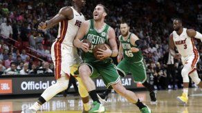 Hayward anota 25 y Celtics superan 112-102 al Heat