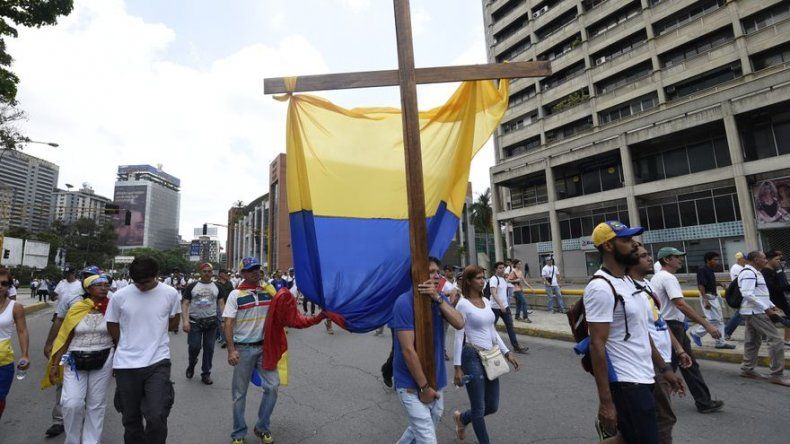 Opositores venezolanos marchan hacia episcopado para honrar a los muertos