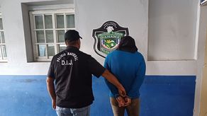 Unidad de la DIJ de la Policía Nacional junto a un aprehendido Unidad de la DIJ de la Policía Nacional junto a un aprehendido