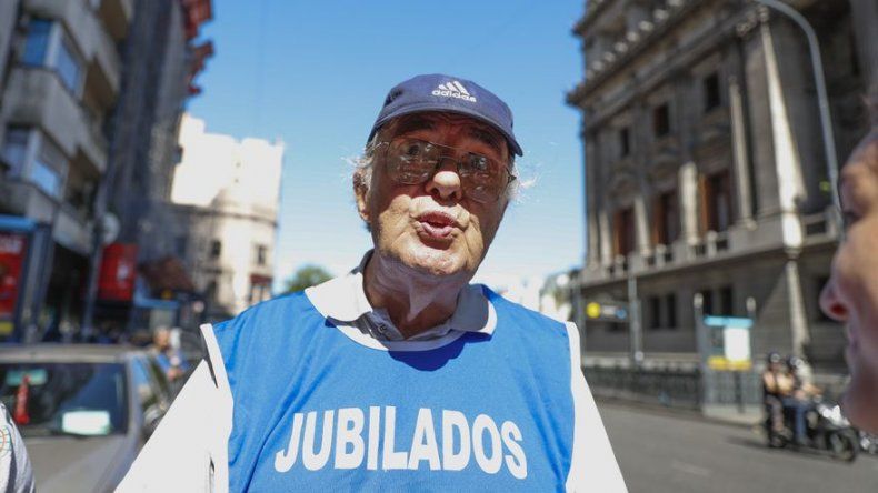 Jubilados en Argentina se ven obligados a trabajar para llegar a fin de mes