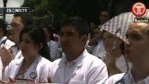Médicos internos protestan en contra de contratación de extranjeros