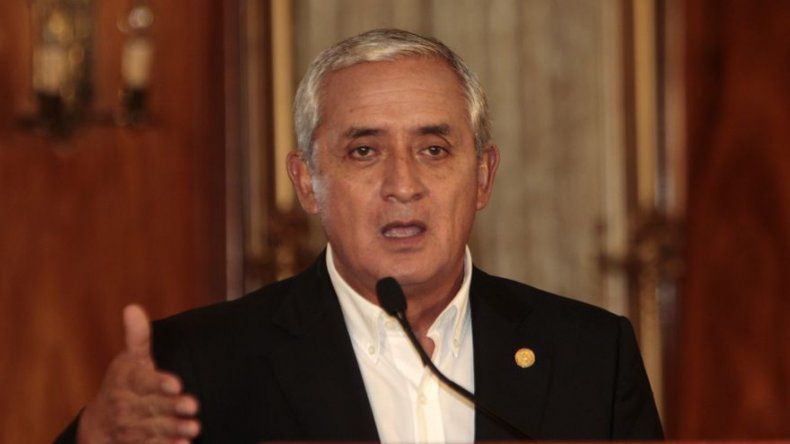 Guatemaltecos exigen dimisión del presidente tras renuncia de vicepresidenta
