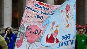 Emoción y alegría entre los devotos de los nuevos santos Emoción y alegría entre los devotos de los nuevos santos