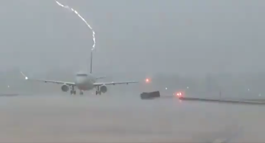¡Impactante! Video capta momento cuando un rayo cae sobre un avión
