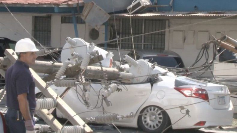 Camión engancha cables eléctricos, poste cae sobre auto en Santiago