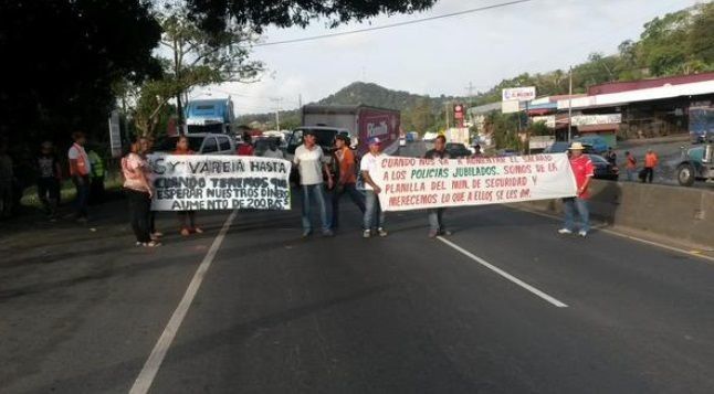 Policías jubilados cierran en La Chorrera, exigen aumento
