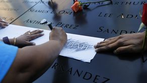 Con un repique de campana y un momento de silencio, la ceremonia de aniversario en la zona cero de Nueva York comenzó exactamente dos décadas después del ataque.