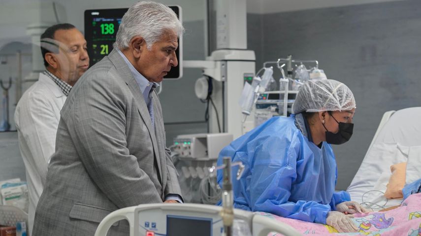 Presidente Mulino visita a niña herida