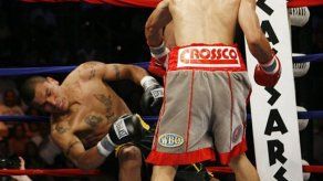 Juan Manuel López gana título supergallo de la OMB