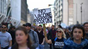 Centenares de personas seguían concentradas durante la tarde en el centro de la capital británica protetando contra el pasaporte de vacunas.