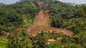 Al menos nueve personas desaparecidas por una avalancha de tierra en la isla indonesia de Java.