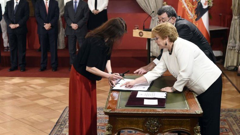 Bachelet cambia a titular de trabajo y a otros dos ministros