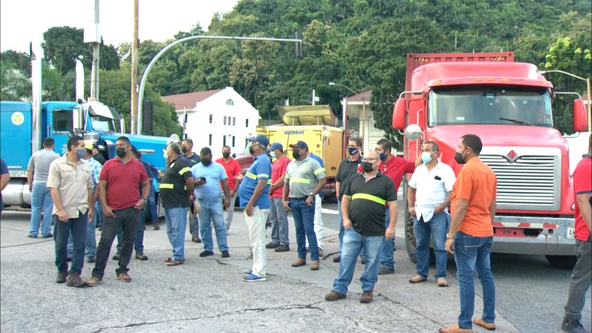 Transportistas de carga cierran el paso al Puerto Balboa.