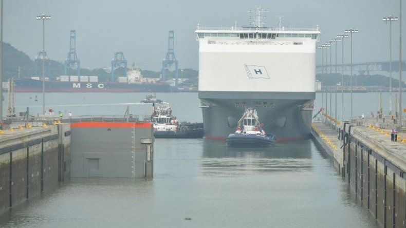Buque portavehículos más grande del mundo realiza su tránsito por el Canal de Panamá