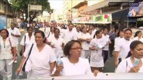 Trabajadores de la salud marchan hacia la Presidencia