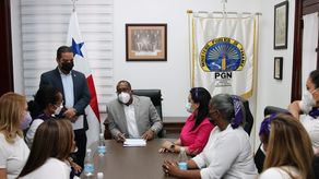 El procurador Javier Caraballo atendió en sus oficinas a algunas de las manifestantes.