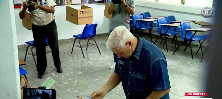 Ricardo Martinelli ejerce su voto en las elecciones internas de RM