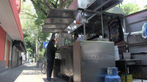 Comida callejera pierde colorido en Ciudad de México por mandato oficial