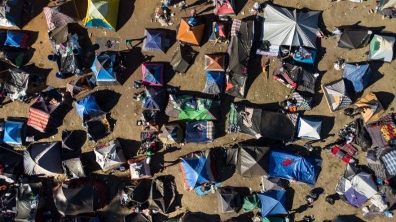 Los migrantes rezagados de la caravana, a la expectativa de la frontera norte