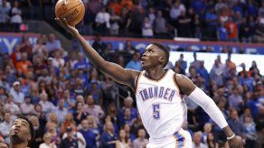 Westbrook explota con 51 puntos en victoria sobre Suns