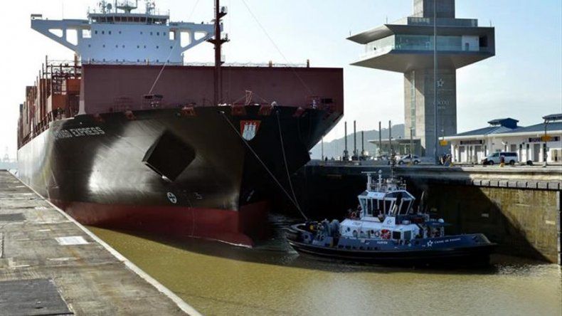 Cartagena de Indias recibe a mayor buque que ha cruzado el Canal de Panamá