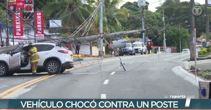 Conductor pierde el control y choca contra un poste en la avenida La Pulida