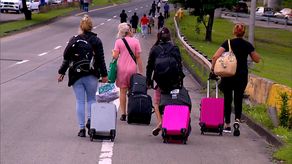 Turistas afectados por el cierre de los transportistas.