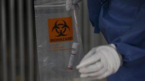 Personal de salud de Panamá realiza pruebas para detectar casos positivos de COVID-19.