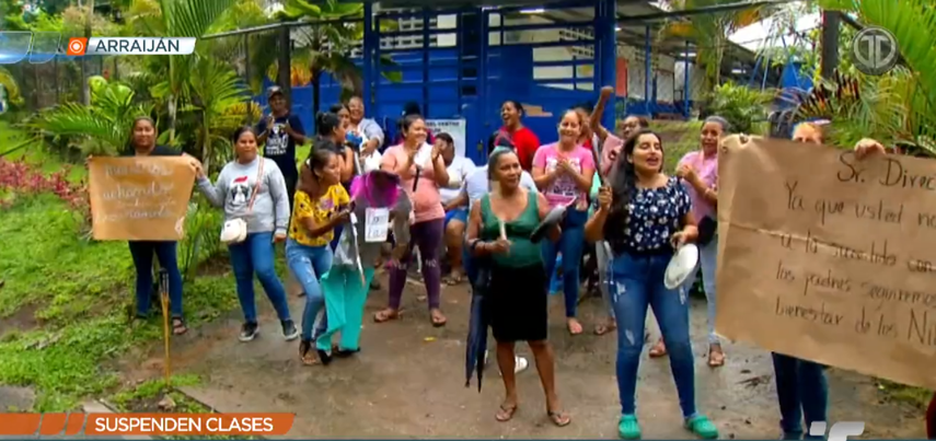 Padres de familia denuncian supuestos actos de culto en un centro educativo.