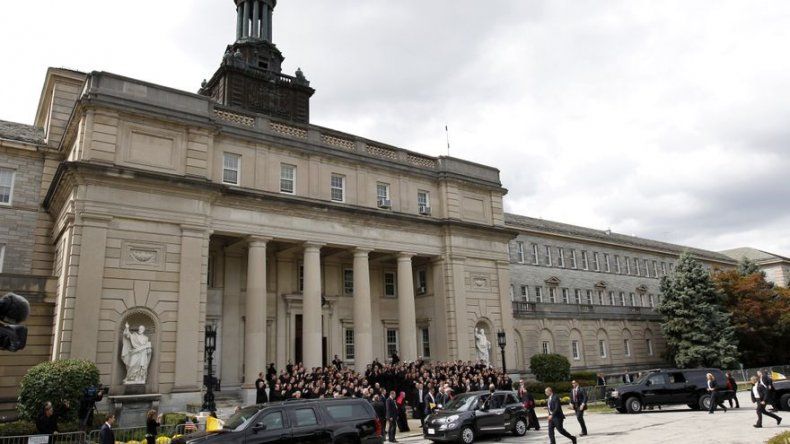 Extinguen pequeño incendio en seminario que aloja al papa