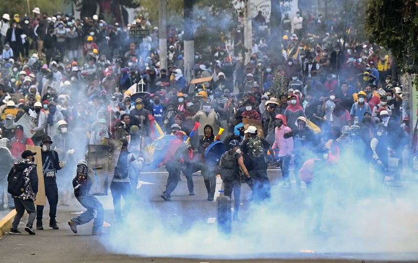 Manifestantes chocan con la policía en los alrededores del Parque Arbolito en Quito