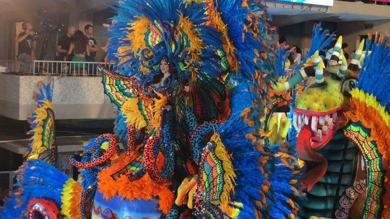 María del Carmen Simons en paseo nocturno del Sábado de Carnaval