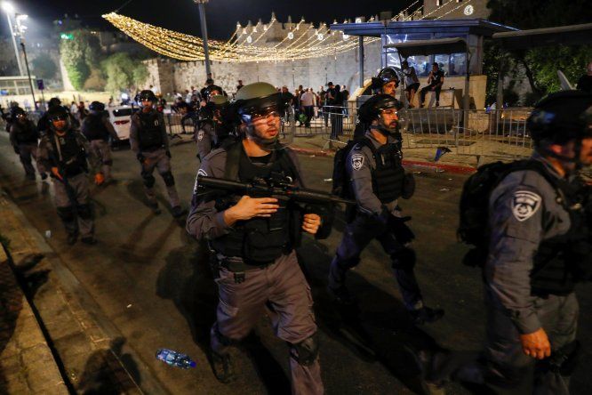 La policía fronteriza israelí durante una protesta en apoyo de las familias palestinas que enfrentan el desalojo de sus hogares en el barrio de Sheikh Jarrah