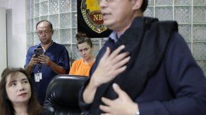 Mujer trata sacar de Filipinas a bebé en su bolso