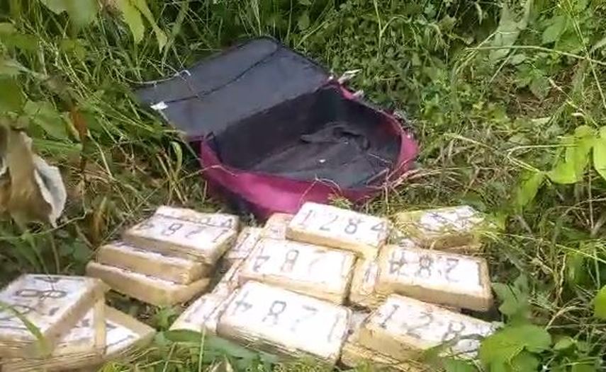 La maleta con los paquetes de presunta droga.