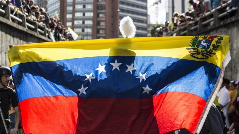Madre de opositor venezolano preso pide ayuda a Francia