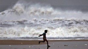 Autoridades alertan por ciclón Thane en costa de la India