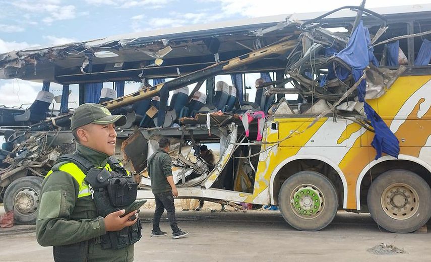Choque de autobuses deja 37 muertos en Bolivia