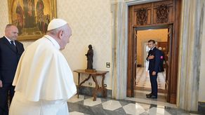 Momento en el que el papa Francisco recibe al presidente francés Emmanuel Macron.