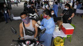 Si no quieren vacunarse, los detendré y les inyectaré la vacuna en el trasero, afirmó Duterte.