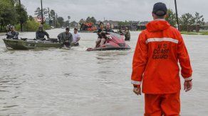 Inundaciones derriban 2 tanques de crudo en Texas